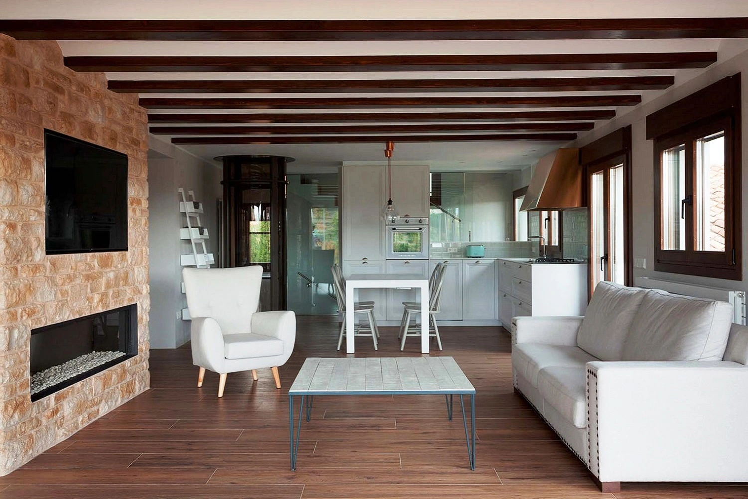 Przestronne wnętrze łączące salon, jadalnię oraz otwartą kuchnię